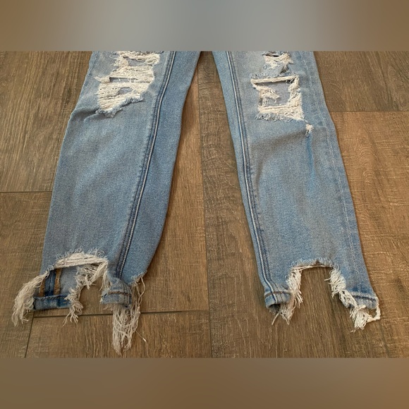 American Eagle Ripped Stretch Mom Jeans (Light-Wash) - Picture 4 of 4
